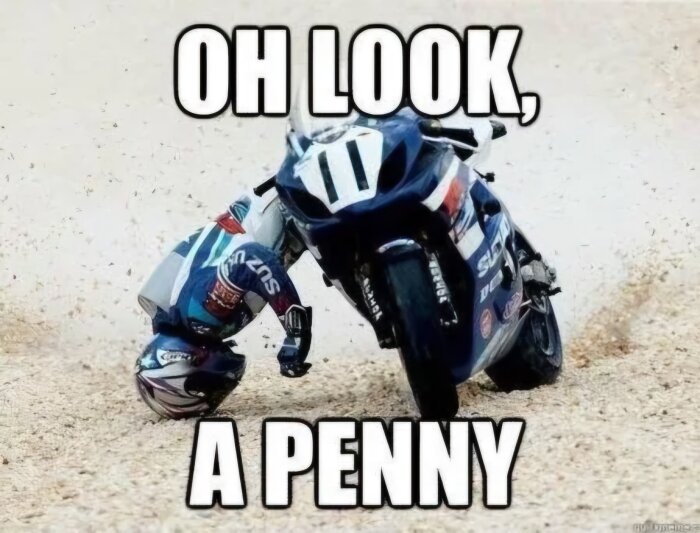 Motorcyklist som kraschar och gör en volt över sin motorcykel på grus. Text ovanpå bilden lyder "Oh look, a penny".