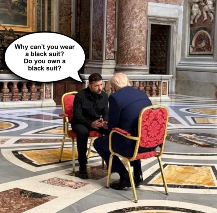 Två män sitter i en rikligt dekorerad sal och samtalar, en av dem frågar den andra om han har en svart kostym i en pratbubbla.