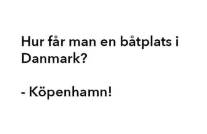 Textskämt med frågan "Hur får man en båtplats i Danmark?" följt av svaret "Köpenhamn!".
