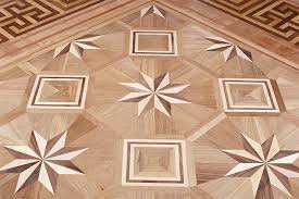 Mönstrat parkettgolv med geometriska stjärn- och kvadratformer i trä, inspirerat av nationalmuseets stil i Sverige.