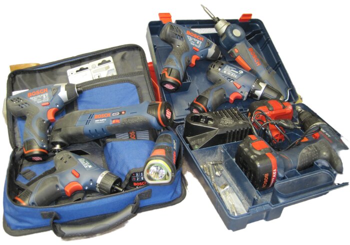 Olika Bosch batteridrivna verktyg, inklusive borrmaskiner och ficklampa, i en verktygsväska.