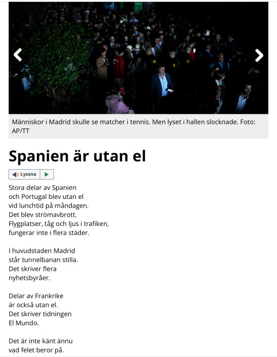 Folksamling i mörker under ett strömavbrott i Madrid.