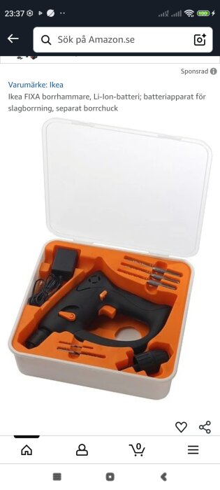 Ikea FIXA borehammer i en åben kasse med oplader, bor og tilbehør, alt i orange og sort skumindlæg.