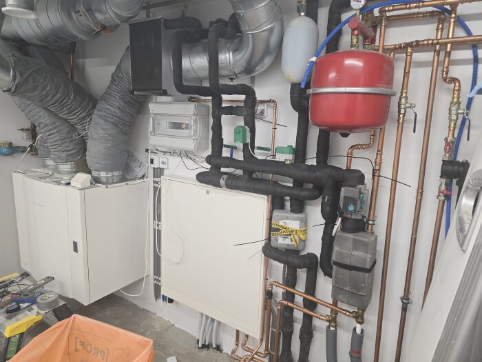 Elskåp och rördragning för FTX-aggregat och golvkyla med expansionskärl och värmeväxlarinstallationer.