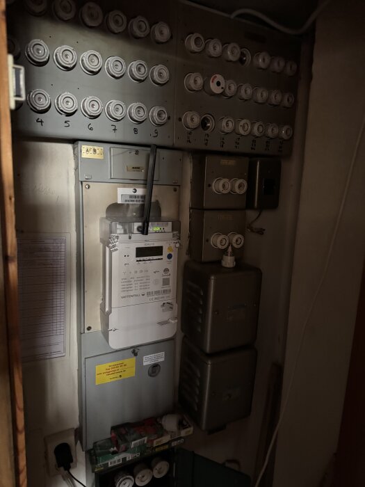 Elcentral med flera äldre proppsäkringar, mätare och kopplingsdosor. Inlägg handlar om att identifiera eventuell jordfelsbrytare.
