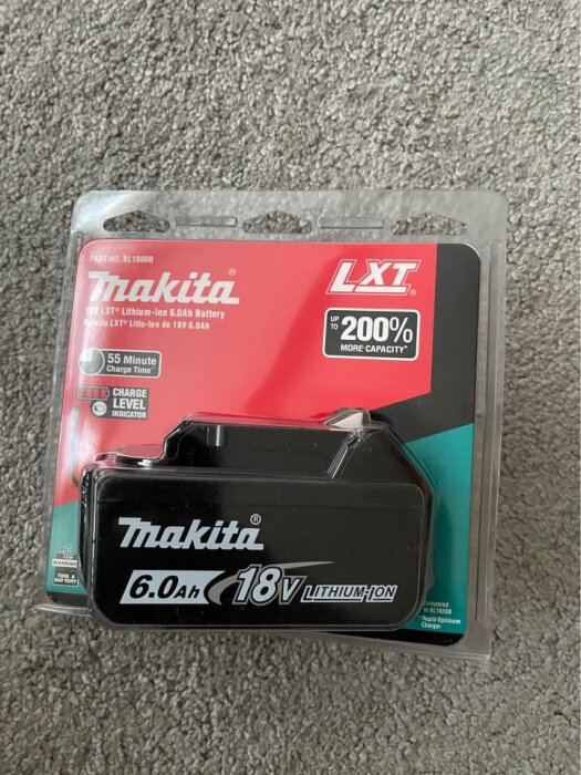 Makita 18V 6.0Ah litiumjonbatteri i sin förpackning, används för olika elverktyg.