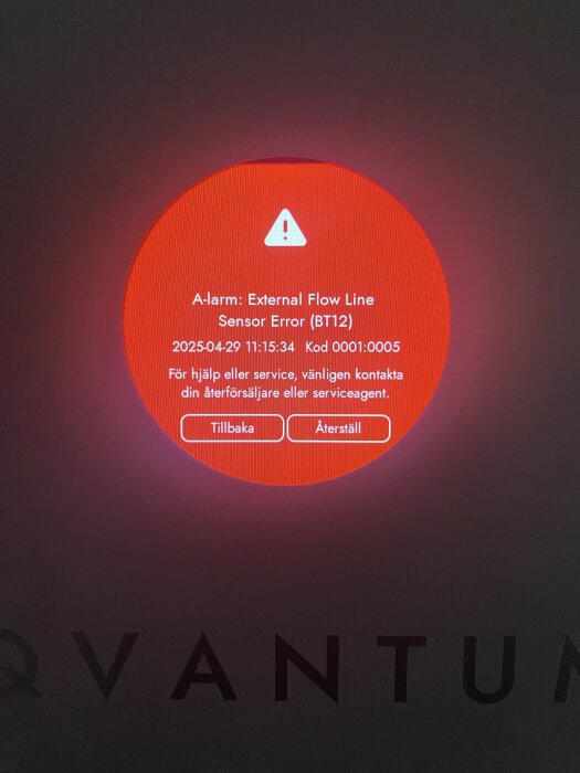 Röd skärm med varningsmeddelande om "External Flow Line Sensor Error (BT12)" och datum, tid samt knappar för Tillbaka och Återställ.