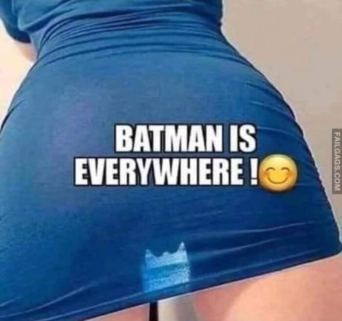 Kvinna i blå klänning med texten "BATMAN IS EVERYWHERE!" samt en fläck som liknar Batman-loggan.