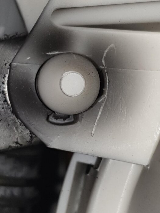 Närbild av plastplugg i en Siemens-apparat, svår att ta bort enligt användarinlägget.