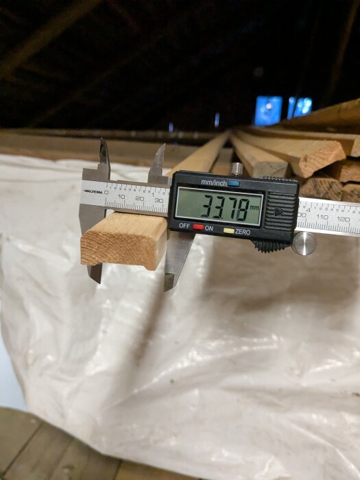 Mätverktyg mäter lockläkt med tjocklek 33,78 mm i hemrenoveringsprojekt.