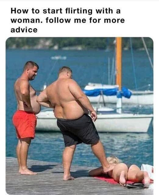 Två män vid en brygga, en pekar och gör gester mot en kvinna som solar på mage. En båt syns i bakgrunden.