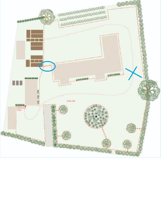 Karta över trädgård med gångvägar, omgivande träd och hus i mitten. Märkt rutt från hus till trädgård, markerad med cirkel och kryss.