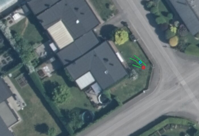 Flygfoto av en trädgård med röda, blå och gröna markeringar som visar plats för körsbärsträd, eventuell poppel och upphittade rötter.