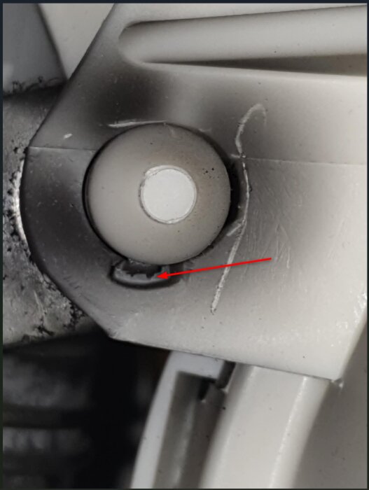 Närbild av en mekanism med en pil pekande mot en potentiell spärr eller låsning, i ett försök att lösa ett byggproblem.