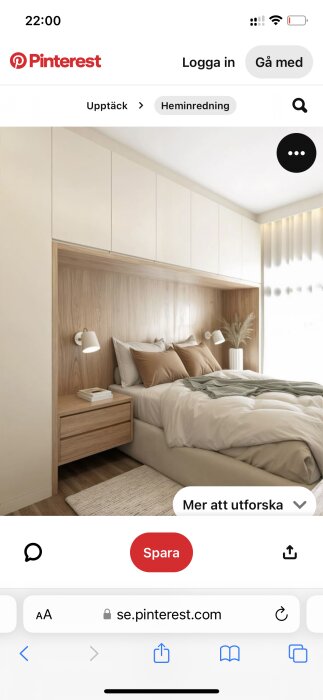 Garderob runt säng med vita överskåp och träpanel bakom, inbyggda sänglampor och väggmonterade nattduksbord i sovrummet.