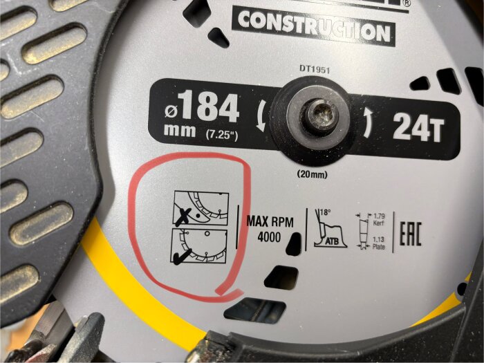 Rundsågblad med monteringsinstruktioner, visar korrekt och felaktig installation.