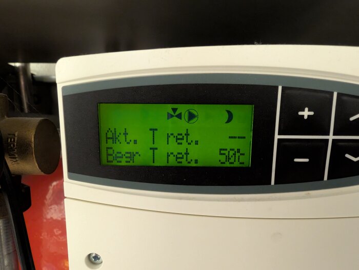 Display av en termostat med aktuell temperatur och börtemperatur. Temperaturskärmen visar börvärde 50°C.