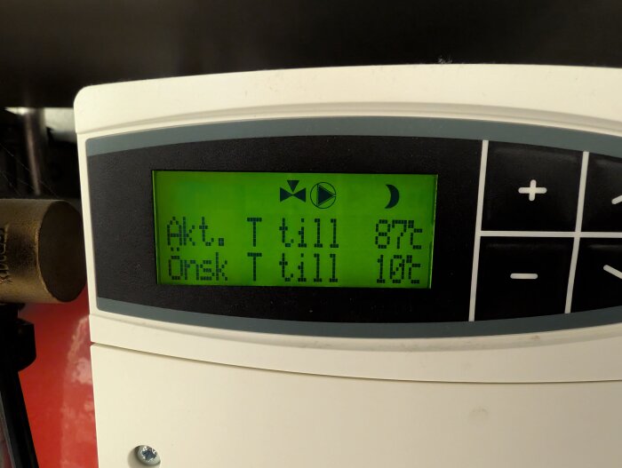 Display på en temperaturregulator visar aktuell temperatur 87°C och önskad temperatur 102°C, med knappar för justering av värden.