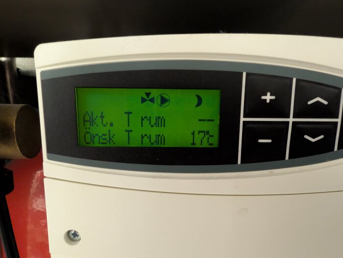 Display på termostat visar "Akt. T rum" och "Önsk T rum 17°C" med kontrollknappar bredvid.
