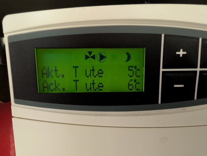 Display med temperaturinställningar, visar aktuell temperatur ute 5°C och önskad temperatur ute 6°C, med knappar bredvid.