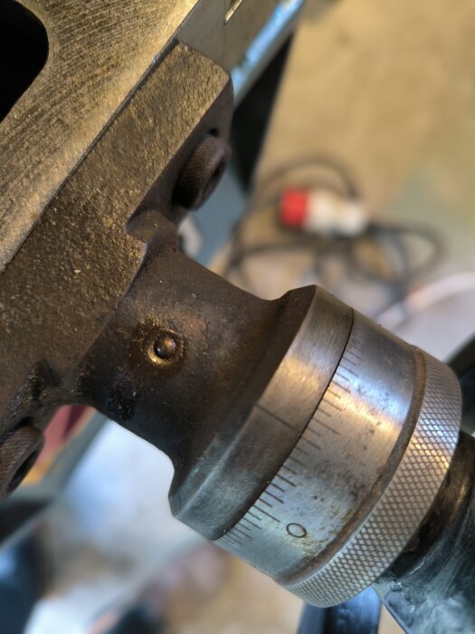 Närbild på en smörjnippel på en U2508-maskin som användaren inte känner igen och söker råd om rätt fettspruta eller munstycke.