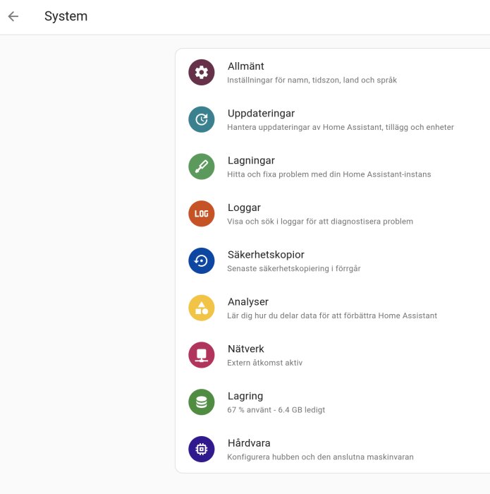 Skärmbild av inställningsmenyn i Home Assistant med alternativ som Säkerhetskopior, Lagring, Uppdateringar och Nätverk.