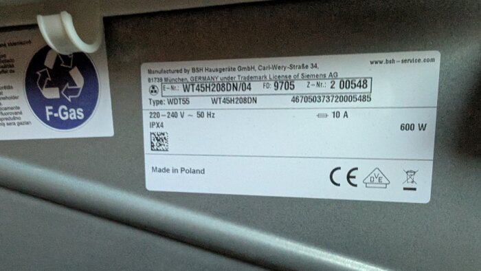 Etikett på en Siemens-maskin med modellnummer WT45H208DN, tillverkningsdatum FD: 9705, och märkning för F-Gas, CE och "Made in Poland".