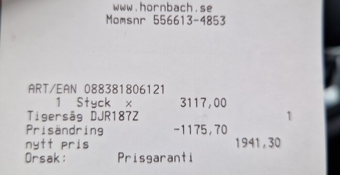 Kvitto från Hornbach med prisändring på en tigersåg DJR187Z, nytt pris 1941,30 kr efter prissänkning på 1175,70 kr för prissgaranti.