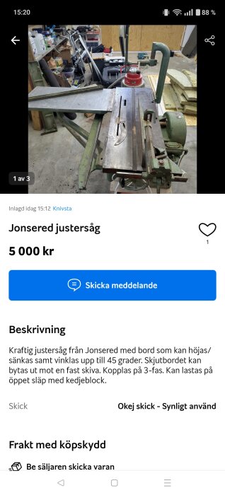 Justerbordssåg från Jonsered med metallbord i en verkstadsmiljö, omgiven av verktyg och material.