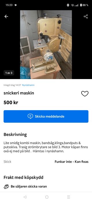 Gul snickerimaskin med bandsåg och slipfunktion, placerad i en verkstadsmiljö, står på ett bord nära en vägg.