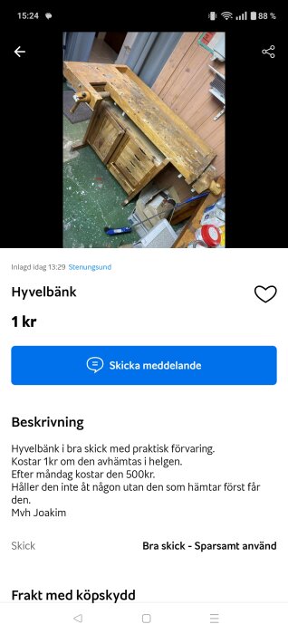 Hyvelbänk i trä med skåp och förvaringslådor, placerad i en verkstad med grönt golv.