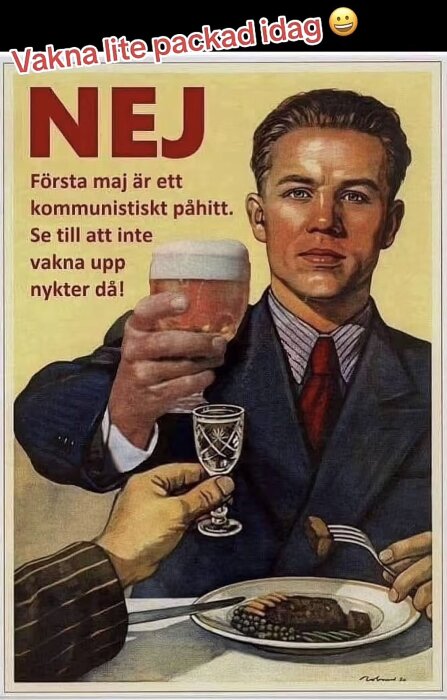 Vintage propagandaaffisch där en man i kostym håller ett ölglas, text om första maj som "kommunistiskt påhitt". Skål och mat i förgrunden.