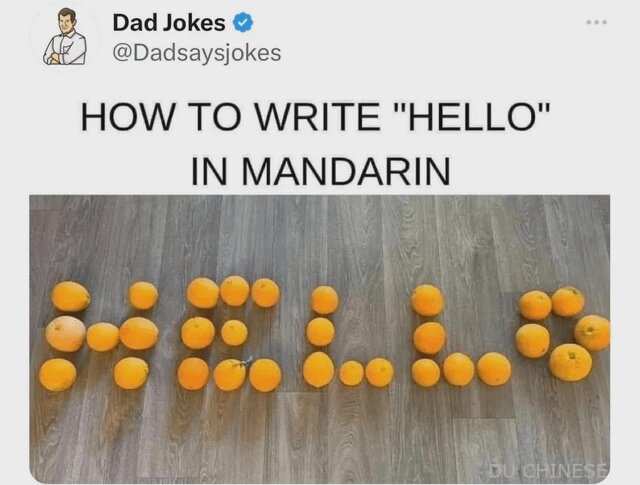 Ordet 'HELLO' stavat med apelsiner på ett golv, med texten 'HOW TO WRITE "HELLO" IN MANDARIN' ovanför.
