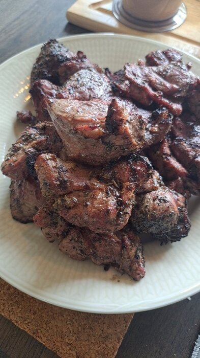 Grillade lammstekbitar på en tallrik.