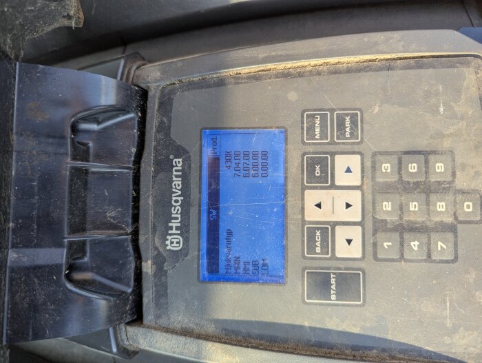 Skärm på en Husqvarna-enhet med menyer och data för 430x-programvaran.