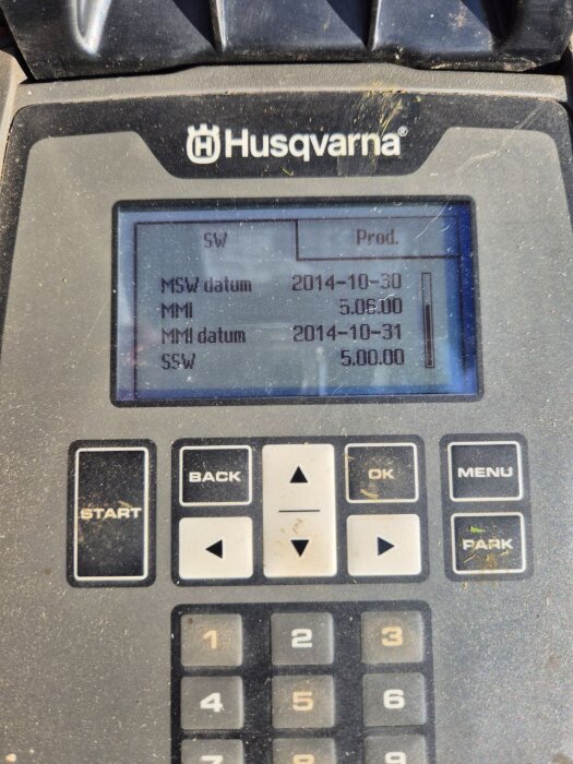 Display av Husqvarna-enhet med programvaru- och produktionsdatum, visar knappar för start, back, meny och park.