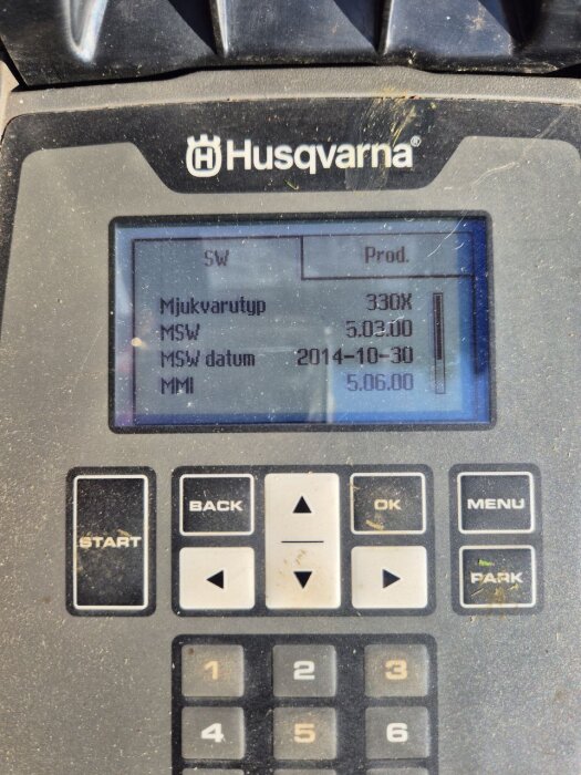 Husqvarna kontrollpanel med skärm som visar programvaruversioner och datum; användardiskussion om programuppdateringar och piratbatterier.