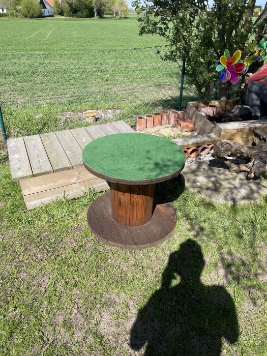 Trädgård med grönsaksplantering, kaninstaket och grönt utsiktsbord för hunden.