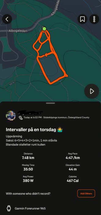 En GPS-karta som visar en löprunda runt en kulle på Albogaleden. Innehåller statistik om distans, tid, tempo och kalorier. Användaren har en Garmin Forerunner 965.