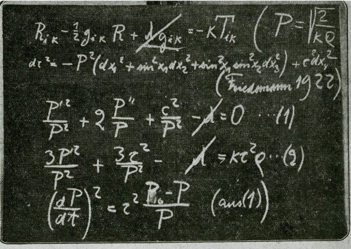 Svart tavla med komplexa matematiska ekvationer skrivna med krita, inklusive formler och noter.