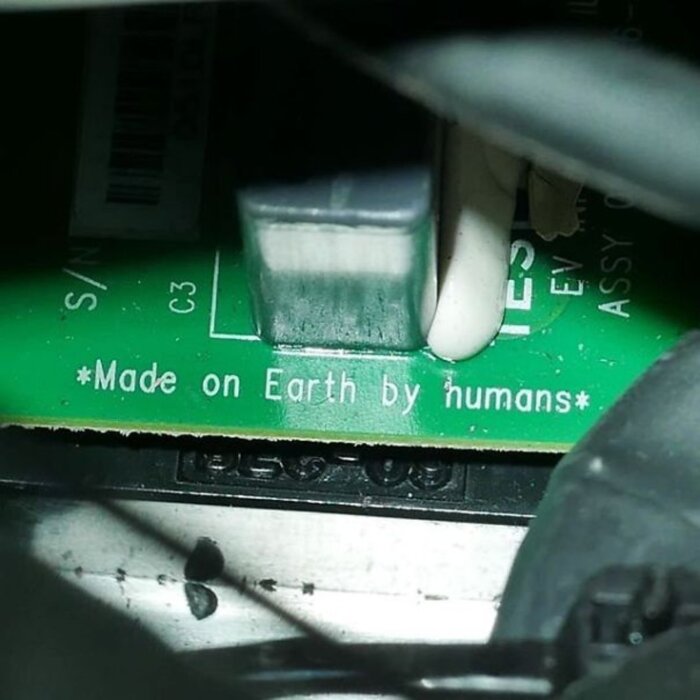 Kretskort med texten "Made on Earth by humans" tryckt på ytan.