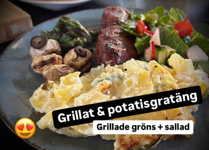 Grillat kött med potatisgratäng, grillade champinjoner och padrones, serverat med sallad innehållande salladslök, tomat, paprika, gurka och rädisa.