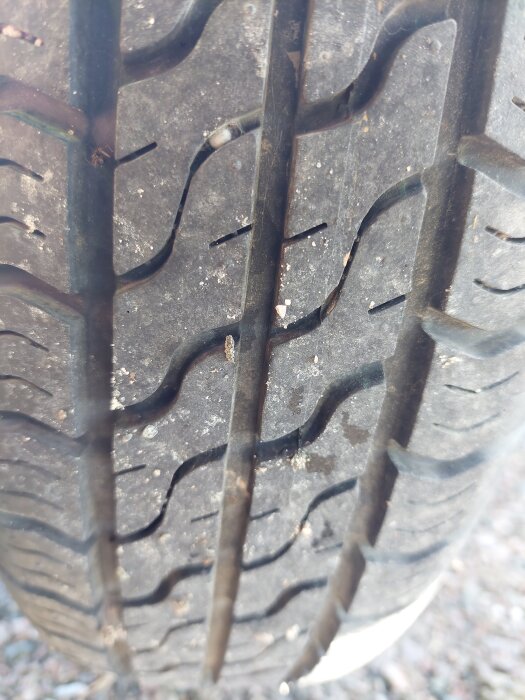 Närbild på ett gammalt båttrailer-däck med små sprickor och slitna ytor.