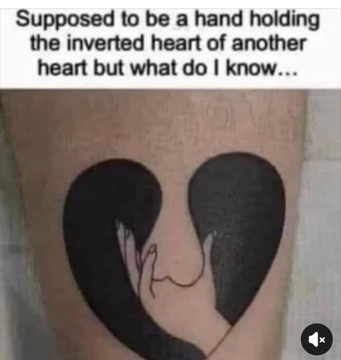 En tatuering med ett svart hjärta och en konturerad hand inuti.