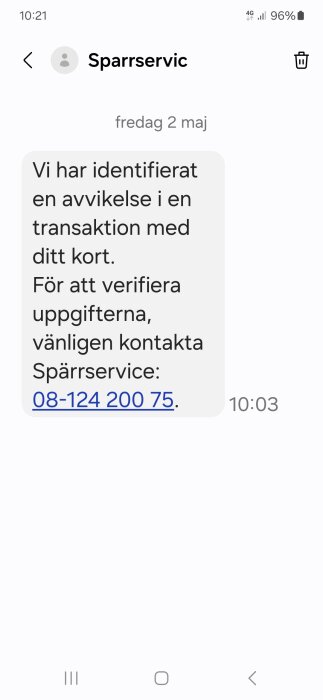 Bilden visar ett textmeddelande om en avvikelse i en korttransaktion från "Sparrservic" med ett nummer att kontakta.