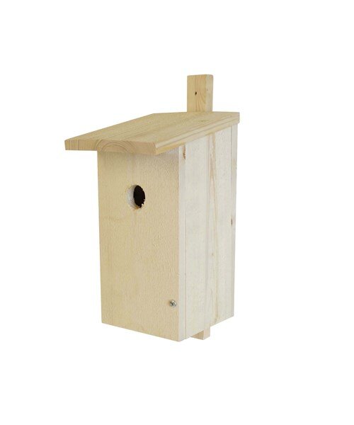 Fågelholk i trä med sluttande tak och ingångshål på framsidan.