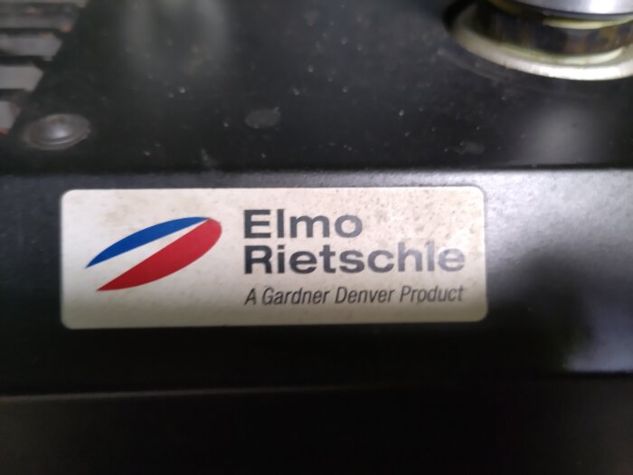 Etikett med texten "Elmo Rietschle, A Gardner Denver Product" på en vakuumpump.