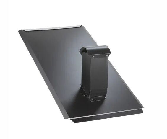 Svart takplåt med en genomföring monterad nära nocken för att passa under en nockplåt, standardlösning för olika takprofiler.