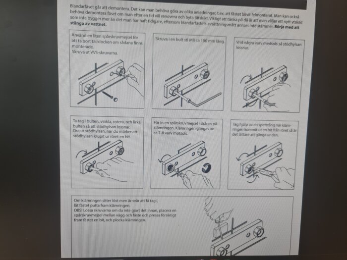 Illustration av instruktioner för demontering av ett blandarfäste med detaljerade steg för användning av skruvmejsel och justering av klämringar.