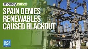 Text i bild: "Spain denies renewables caused blackout". Bakgrund visar kraftverk och elektrisk utrustning.